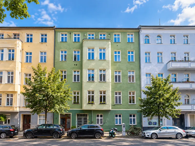 Hochwertig sanierte Altbauwohnung mit moderner Einbauküche — photo 1